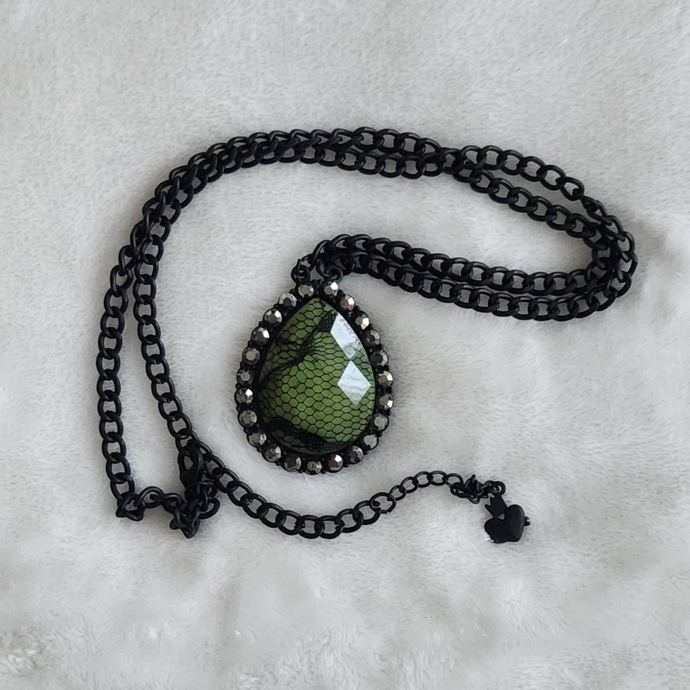 🖤🐍Women’s Green & Black Reptile & Lace-Inspired Pendant Necklace, Black Chain